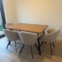 Selling beautiful 1.4m extending dinning table oak (extends to 1.9m)
