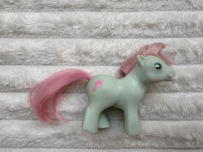 My Little Pony Baby Cuddles G1 1986 Beddy Bye Eye MLP Dirty approx. 7.5 cm. Used sometimes left eye opens only to the middle Please see photos