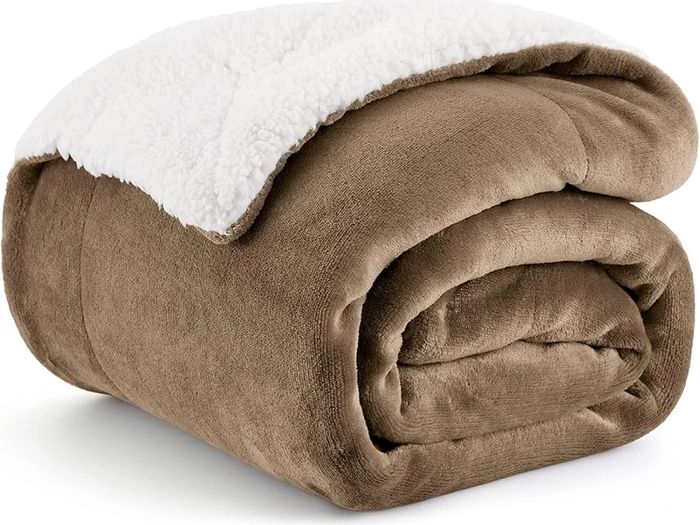 Sherpa Fleece Throw Blanket - Thick and Warm, Fluffy Microfiber Solid & Soft Blankets for Bed and Couch Double/Twin Size, Camel, 150x200cm