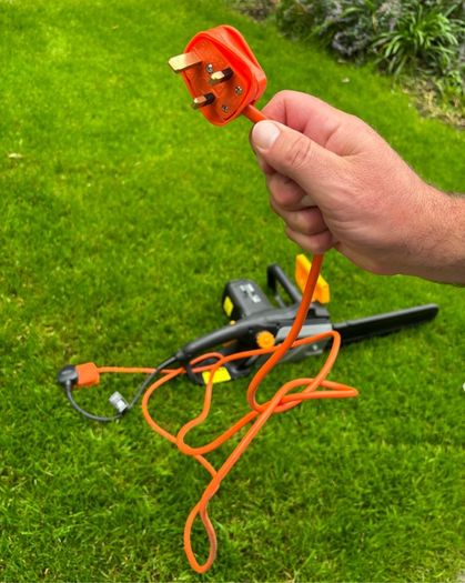 Titan Ttl758chn-a 2000w 230-240v Electric 40cm Chainsaw