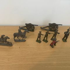 Vintage Mixed lot of Lead soldiers and cannon.