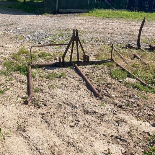 Round bale carrier