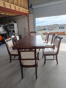 Extendable table and 8 chairs