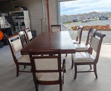 Extendable table and 8 chairs