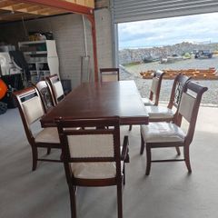 Extendable table and 8 chairs