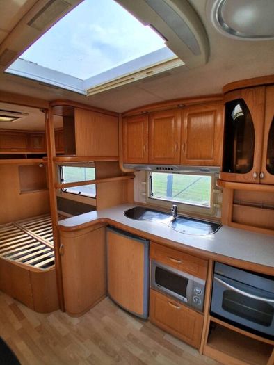 Hobby twin axle fixed bed with walk in bathroom