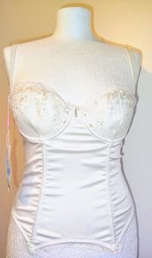 Lapel cream satin Basque size 32D 12 euro BNWT
