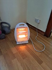 New. 800w 2 setting electric heater