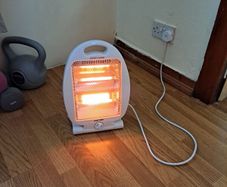 New. 800w 2 setting electric heater