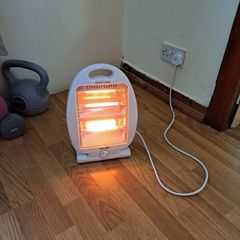 New. 800w 2 setting electric heater