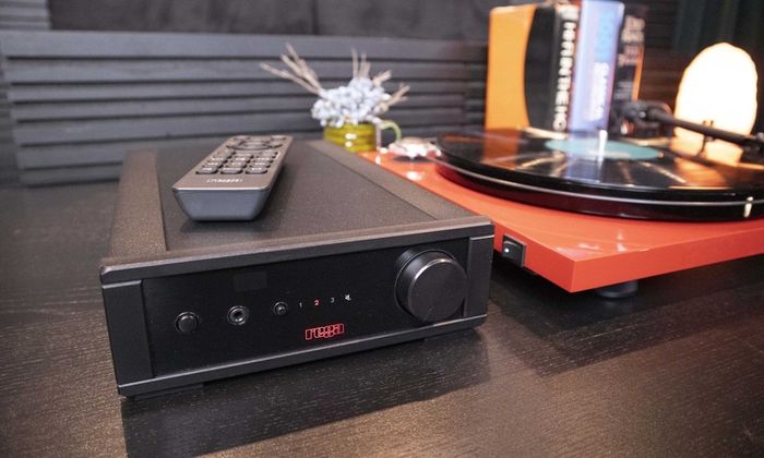 Rega Io Amplifier with Phono stage high quality amplifier as new with Remote
