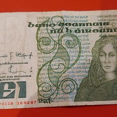 Irish 1987 "Queen Meibh" one pound in Fine  condition