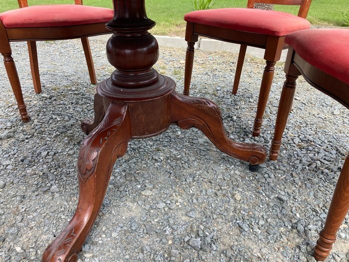 Round dining table and 6 chairs