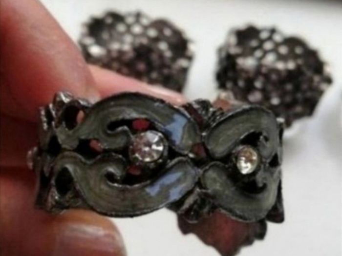 Set of 8 x matching metal / gem napkin rings