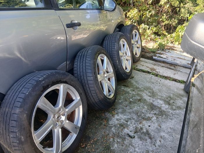 Volvo Alloys with very good tyres 235 55 "19"