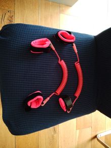 Child safety wrist link reins