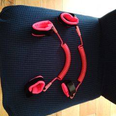 Child safety wrist link reins