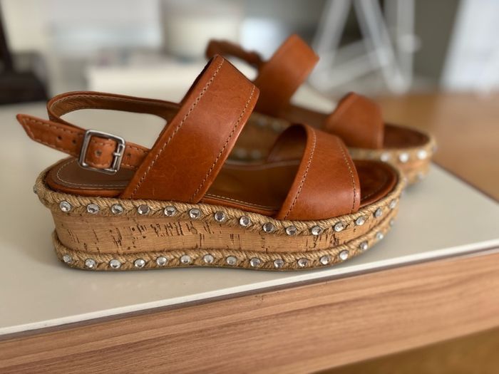 High-quality Italian leather tan sandals