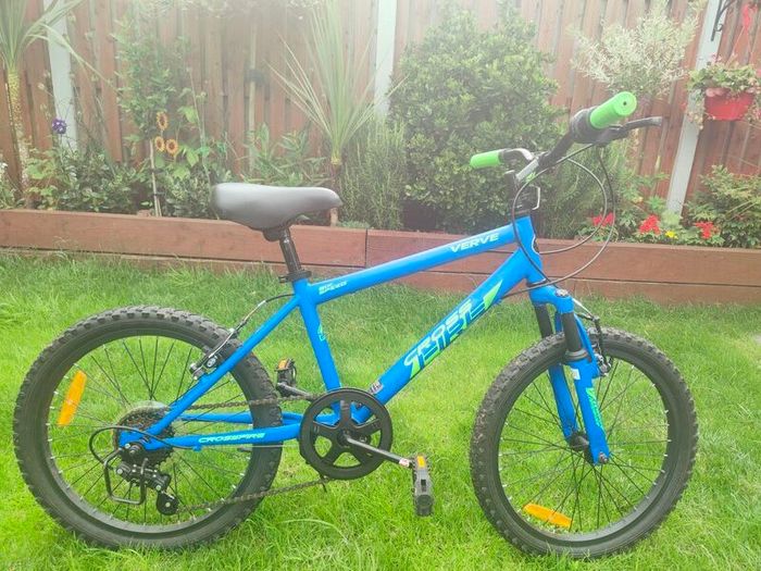 20" Bike incl matching helmet Like New
