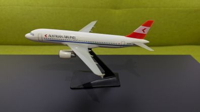 Austrian Airlines 1:200 scale model airplane, Airbus A320 aircraft, made by Wooster