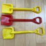 Set of three beach shovels Image 2
