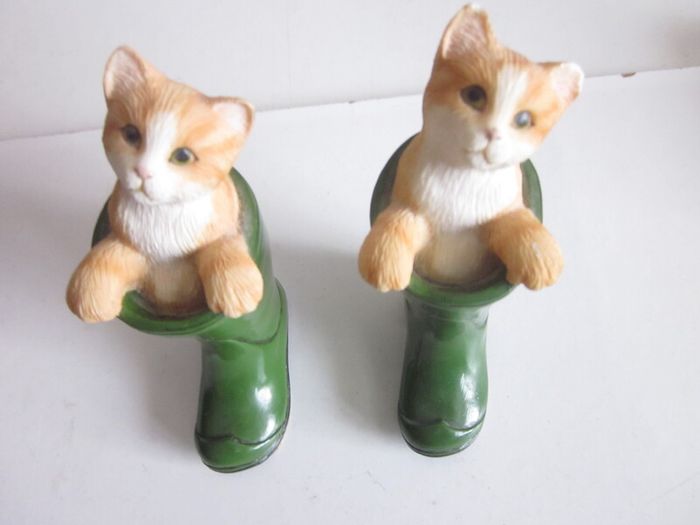 Pair of Leonardo Cats in Green Wellington Boots