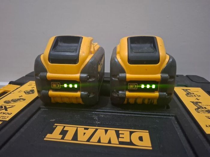 2 x Dewalt flex 9AH batteries