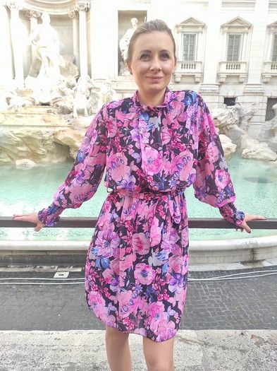 Dress with frills and a tie
