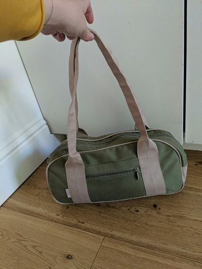 Hand bag with straps