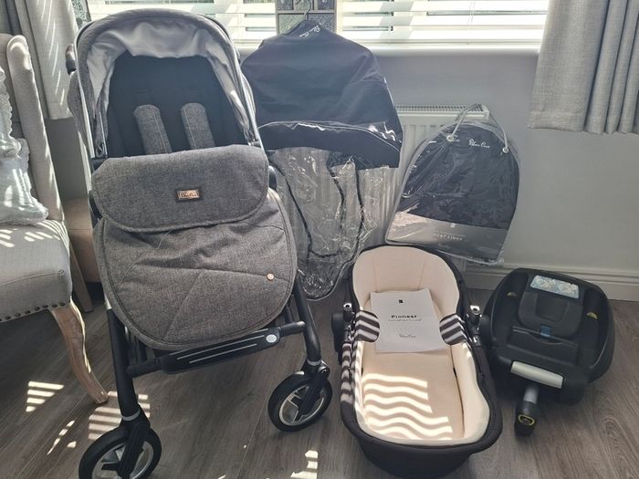 Silver Cross Pioneer Pram & Carrycot - Near New Condition