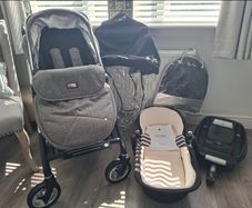 Silver Cross Pioneer Pram & Carrycot - Near New Condition