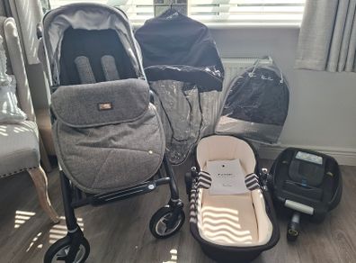 Silver Cross Pioneer Pram & Carrycot - Near New Condition