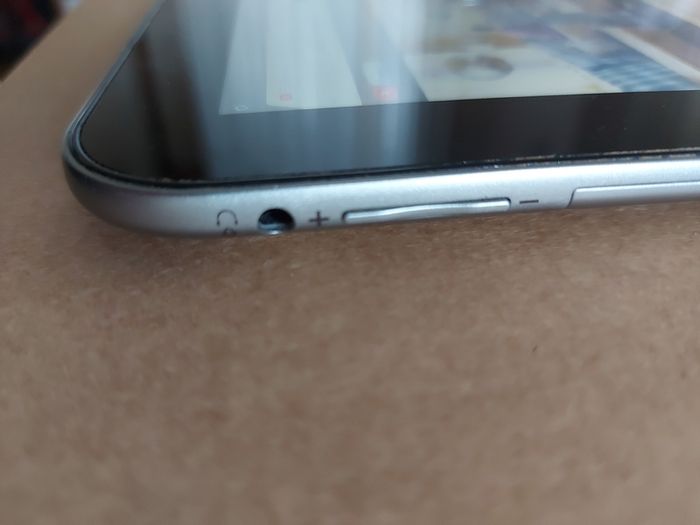 Toshiba 10.1inch Tablet, Model AT10-A, 16GB, great for internet, youtube, games, etc (Circular crack on screen)
