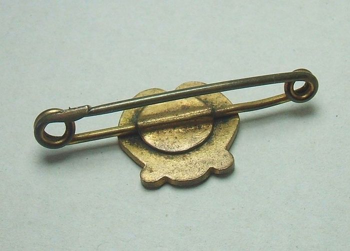 MOTHERS UNION (Anglican Church) - membership enamel scarf badge (1950's or earlier)