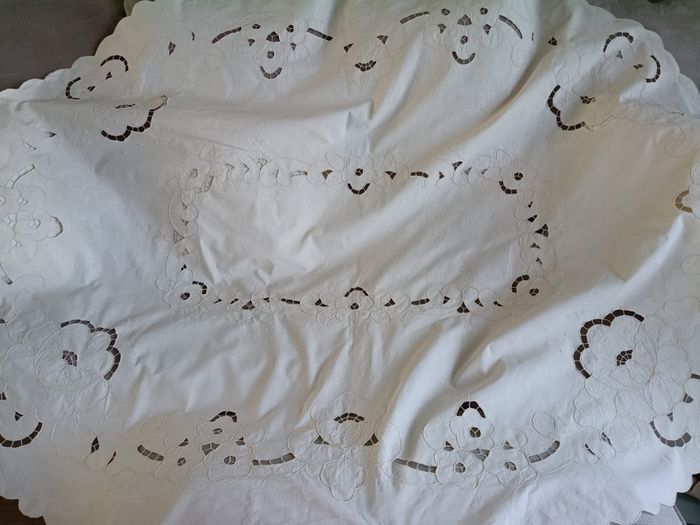 Vintage Cutwork Embroidery Cotton Tablecloth Oval 125cm x 170cm with stitched sewn edges in excellent condition with no issues FREE STANDARD POSTAGE INCLUDED