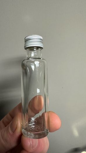 Small glass bottle with screw lid 20ml