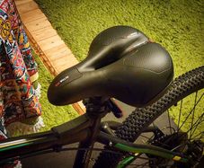 Soft bicycle saddle, universal fit