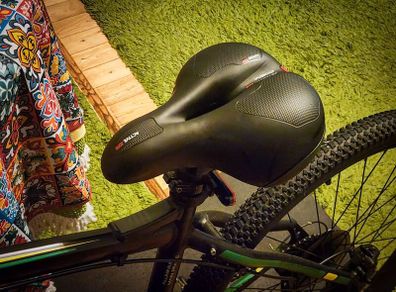 Soft bicycle saddle, universal fit