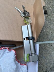 Thumb turn door lock