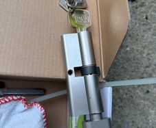 Thumb turn door lock