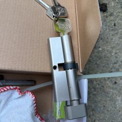 Thumb turn door lock