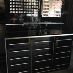 nail bar/eyebrow bar