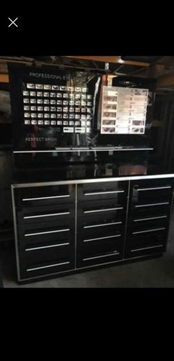 nail bar/eyebrow bar