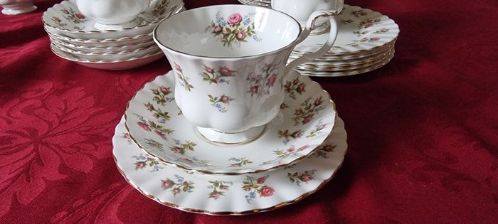 92 Pc. Royal Albert Winsome Bone China Gold Gilt Dinner, Coffee And Tea Service / Set For 12 Person Setting Made In England