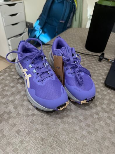 Brand new ASICS Pre Venture 11 GS kids running shoes / trainers.
