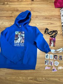 Hoodie (size XS/S) Taylor Swift + VIP badge