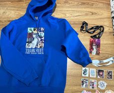 Hoodie (size XS/S) Taylor Swift + VIP badge