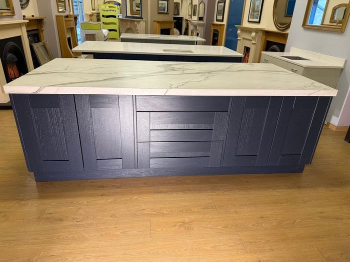 Kitchen worktops, kitchen islands and kitchen cabinets