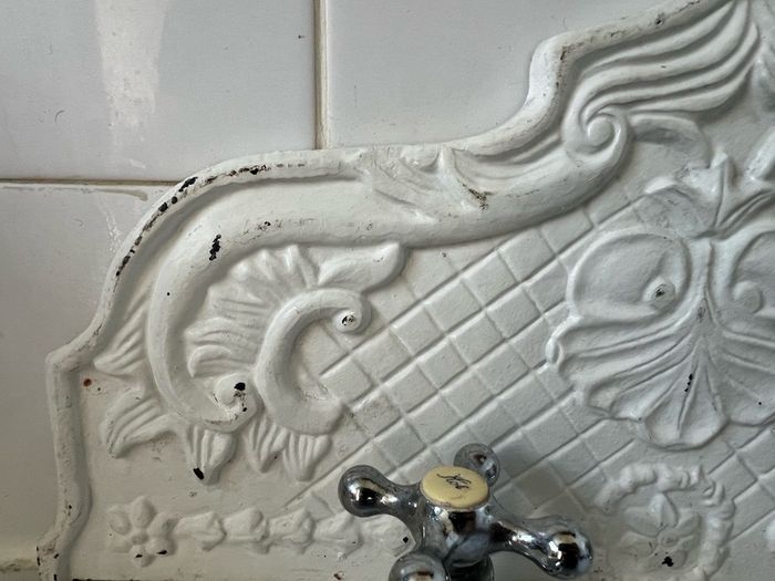Cast metal plate/splasback