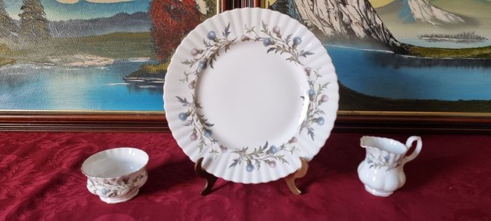 21 Piece Royal Albert Brigadoon Pattern Bone China Gold Gilt Tea Set For 6 Person Setting Made In England